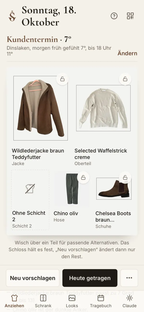 Bildschirm der App: Outfit für einen Kundentermin bei gefühlt 7 Grad mit Wildlederjacke, Strick in Creme, oliver Chino und Chelsea Boots.